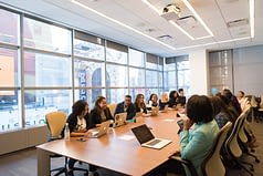 Funcionários sentados numa sala de reunião