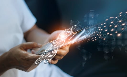 Pessoa com celular demonstrando a quantidade de dados que o aparelho pode disponibilizar para acesso