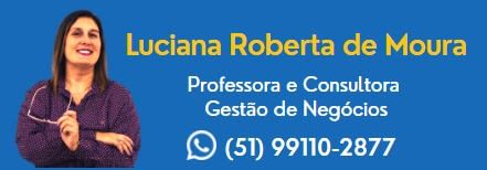 professora com braços cruzados, segurando óculos